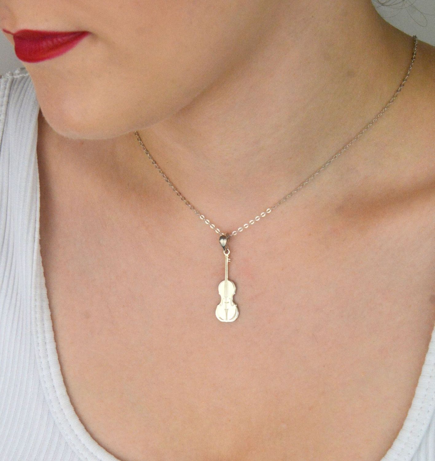 Naszyjnik srebrny próby 925 DIA-NSZ-NR2 R721-ROD-925 z zawieszką w kształcie skrzypiec. Długość 42+3 cm, zapięcie na karabińczyk. Idealny dla miłośniczek muzyki i oryginalnego stylu.1.jpg